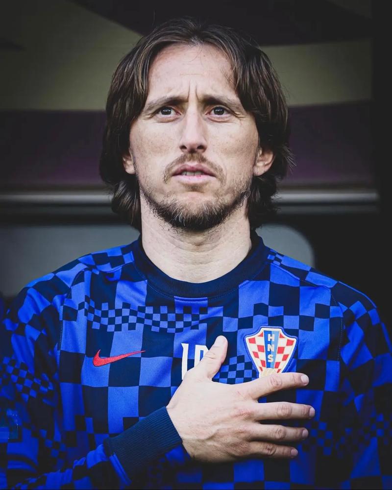 特伦斯·克劳福德因拒缴WBC制裁费被剥夺拳王头衔，引发争议，拳迷对其立场分化，争议持续。